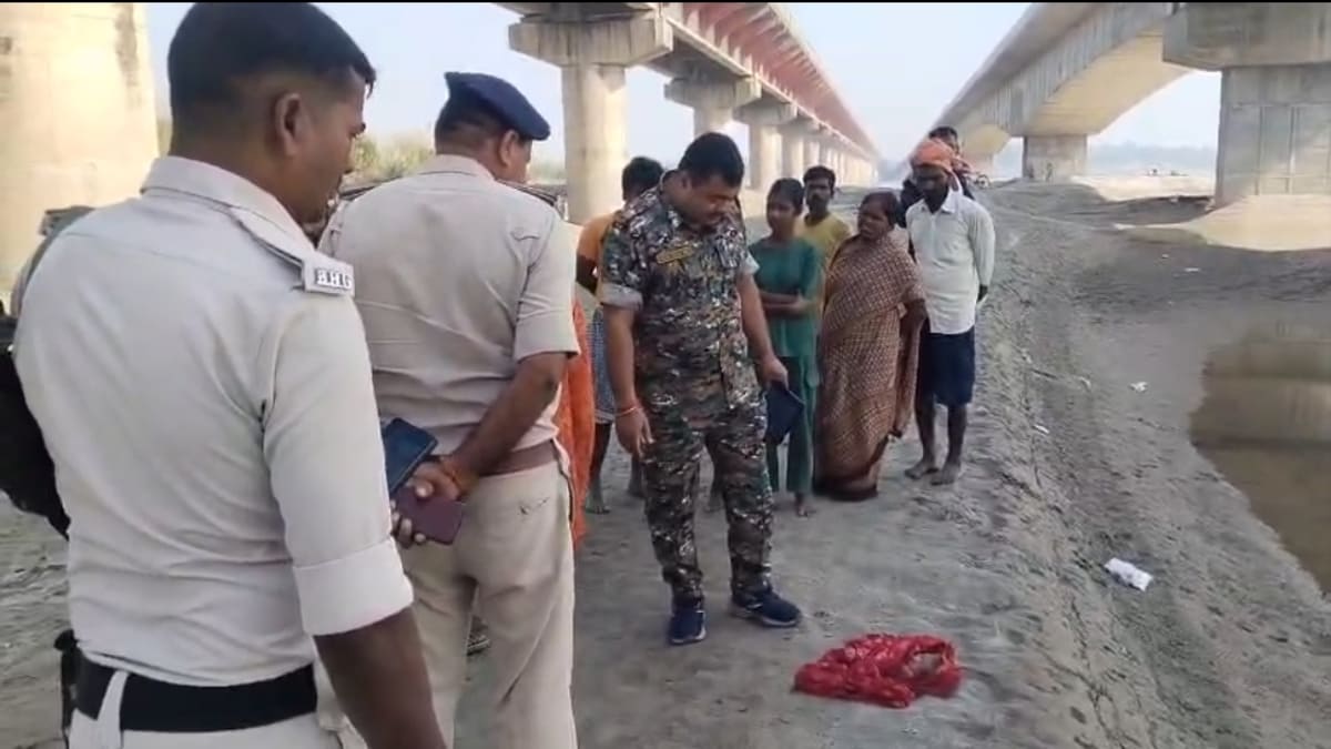 50 फीट ऊंचे पुल से फेंकी गई नवजात, मौत को चकमा देकर रेत पर बची मासूम की सांसें!