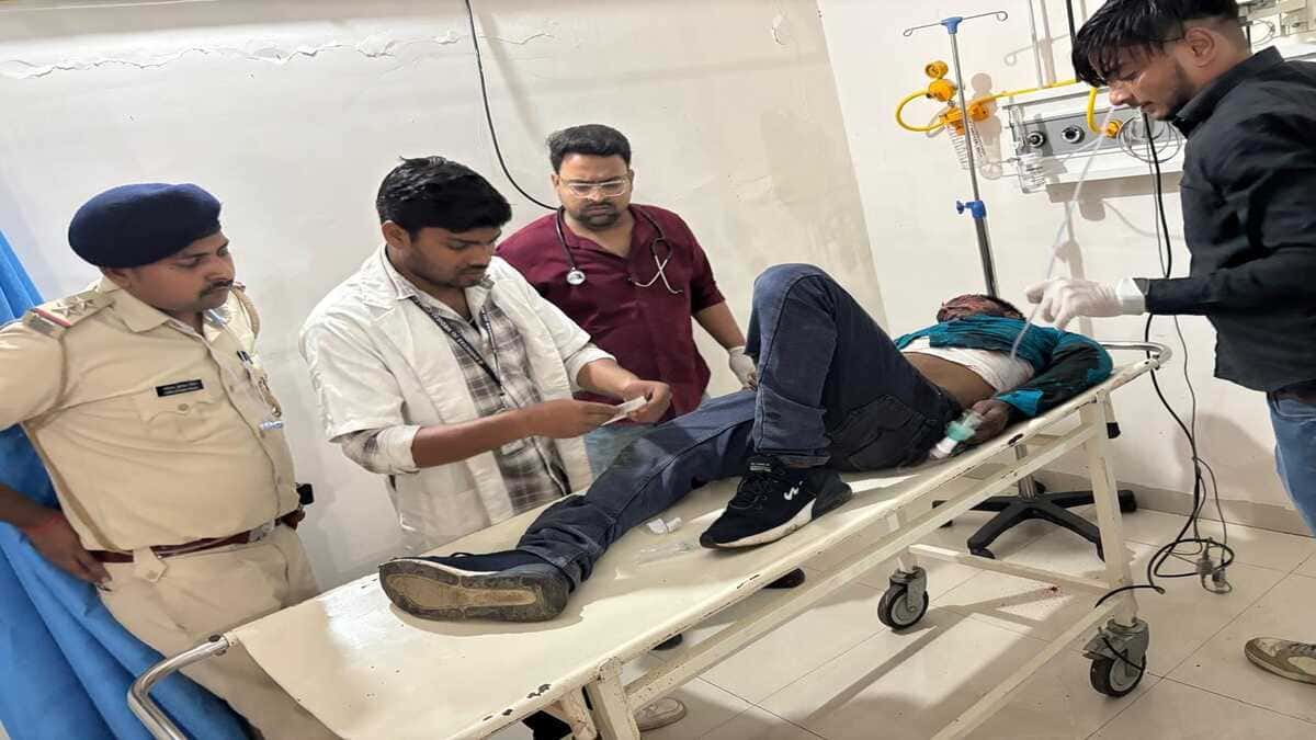 अनियंत्रित ट्रक ने टेंपो को रौंदा, 2 की मौत और घायलों का अस्पताल में ईलाज जारी