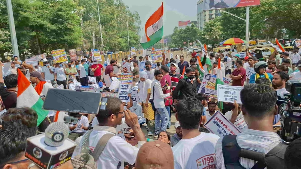 पटना में दरोगा भर्ती मेंस परीक्षा रद्द होने के खिलाफ अभ्यर्थियों का प्रदर्शन, मुख्यमंत्री आवास तक मार्च का ऐलान
