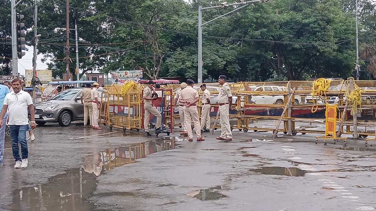 दारोगा पदों की मुख्य परीक्षा रद्द होने पर सड़कों पर उतरेंगे अभ्यर्थी, ​छात्रों को रोकने के लिए प्रशासन सख्त, मुख्य मार्गों पर बैरिकेडिंग