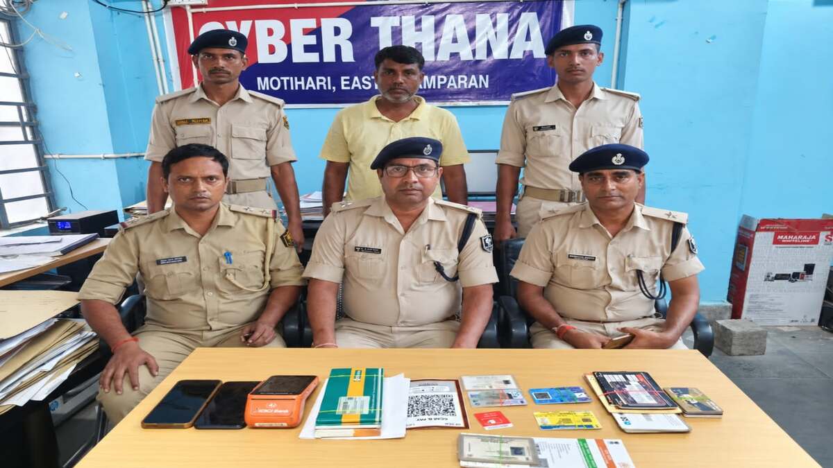 मोतिहारी में साइबर ठगी करने वाले शातिर गिरफ्तार, 14 एटीएम और कई पासबुक जब्त!