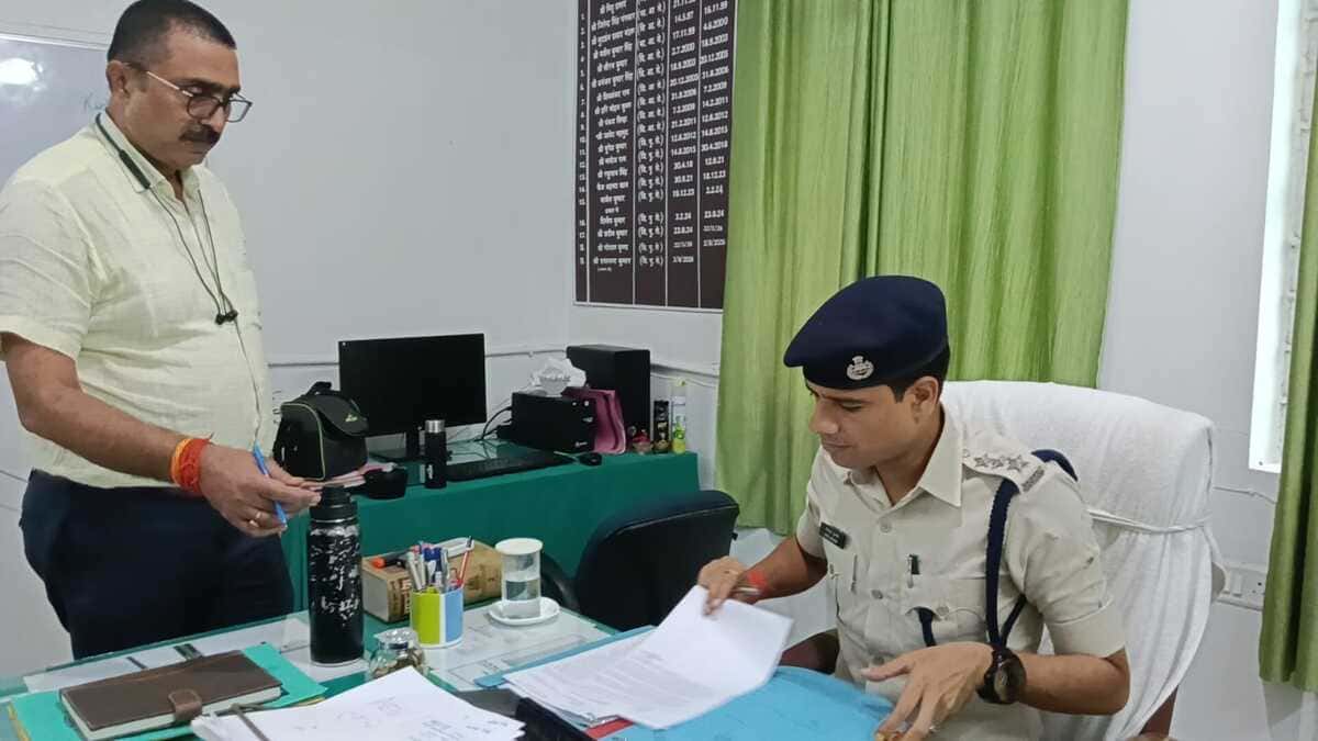 कैमूर में पुलिस की बड़ी कार्रवाई, 20 लाख रुपये की अंग्रेजी शराब के साथ दो वाहन और एक तस्कर गिरफ्तार