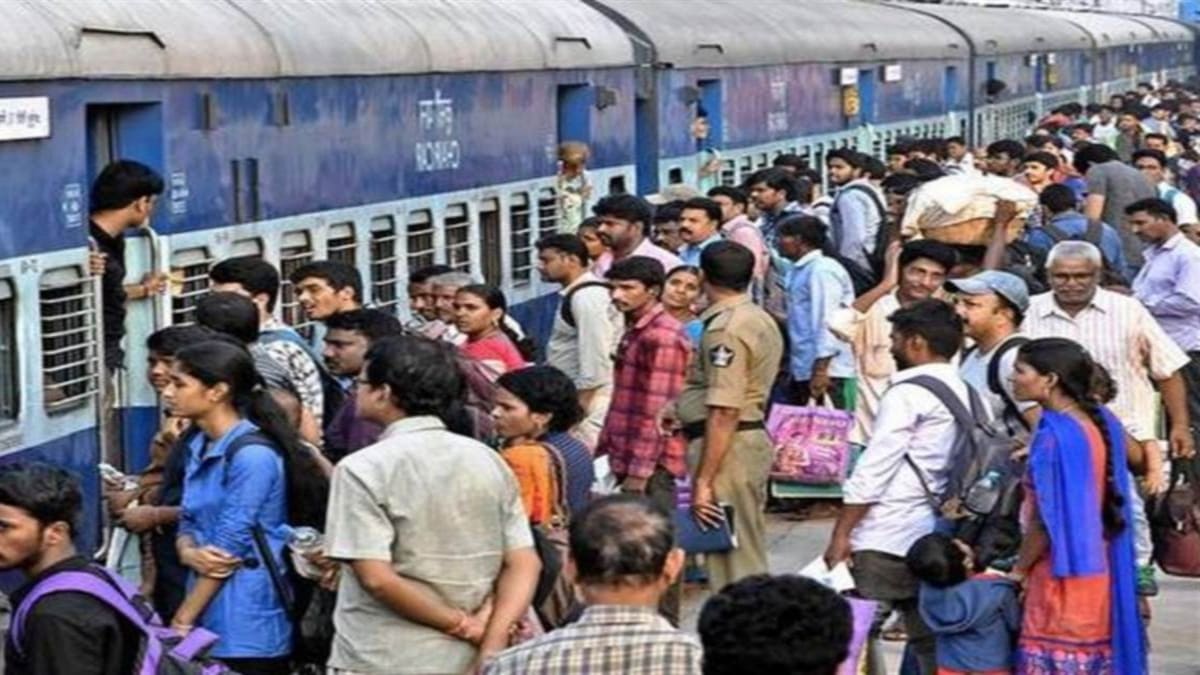 छठ-दिवाली पर रेलवे का मेगा प्लान, 20 स्टेशनों पर बनेंगे होल्डिंग एरिया और खुलेंगे अतिरिक्त काउंटर, सफर होगा एकदम आसान!