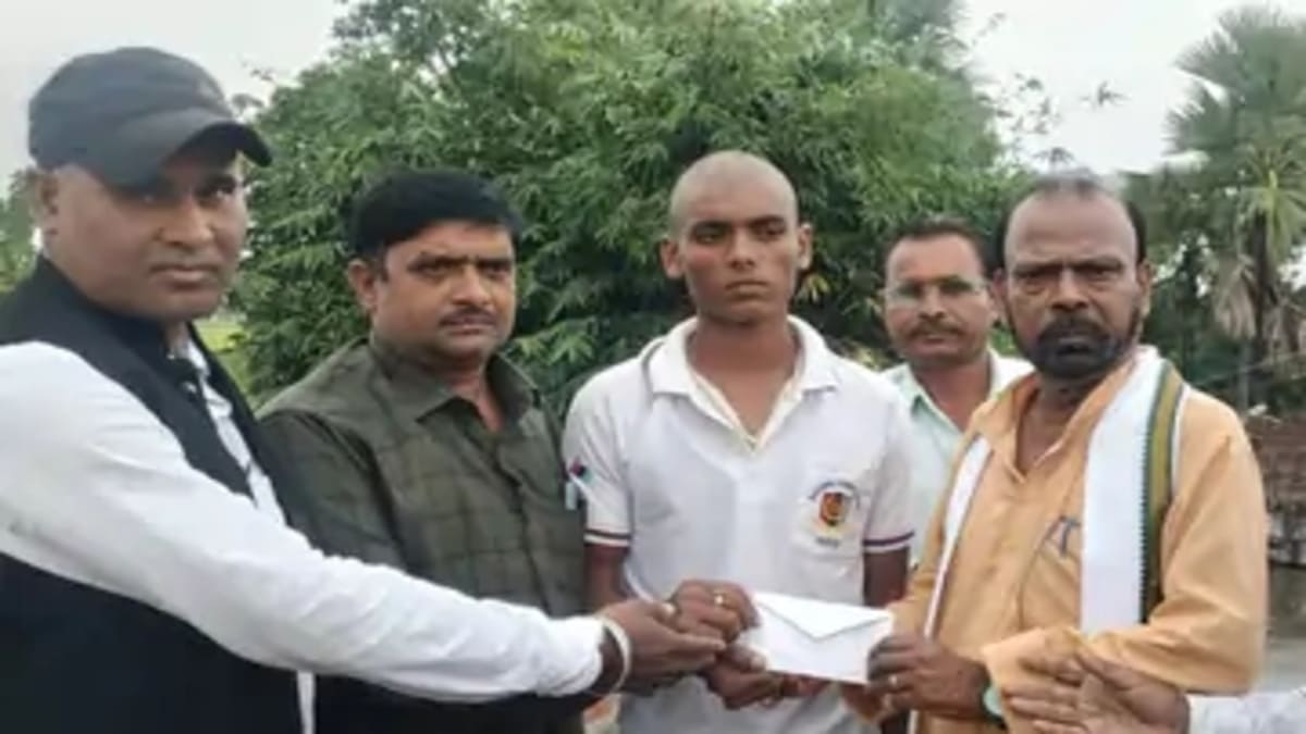 सांप काटने से दंपत्ति की मौत, अनाथ हुए चार मासूम बच्चे, ​कुम्हार प्रजापति समन्वय समिति ने दी आर्थिक मदद