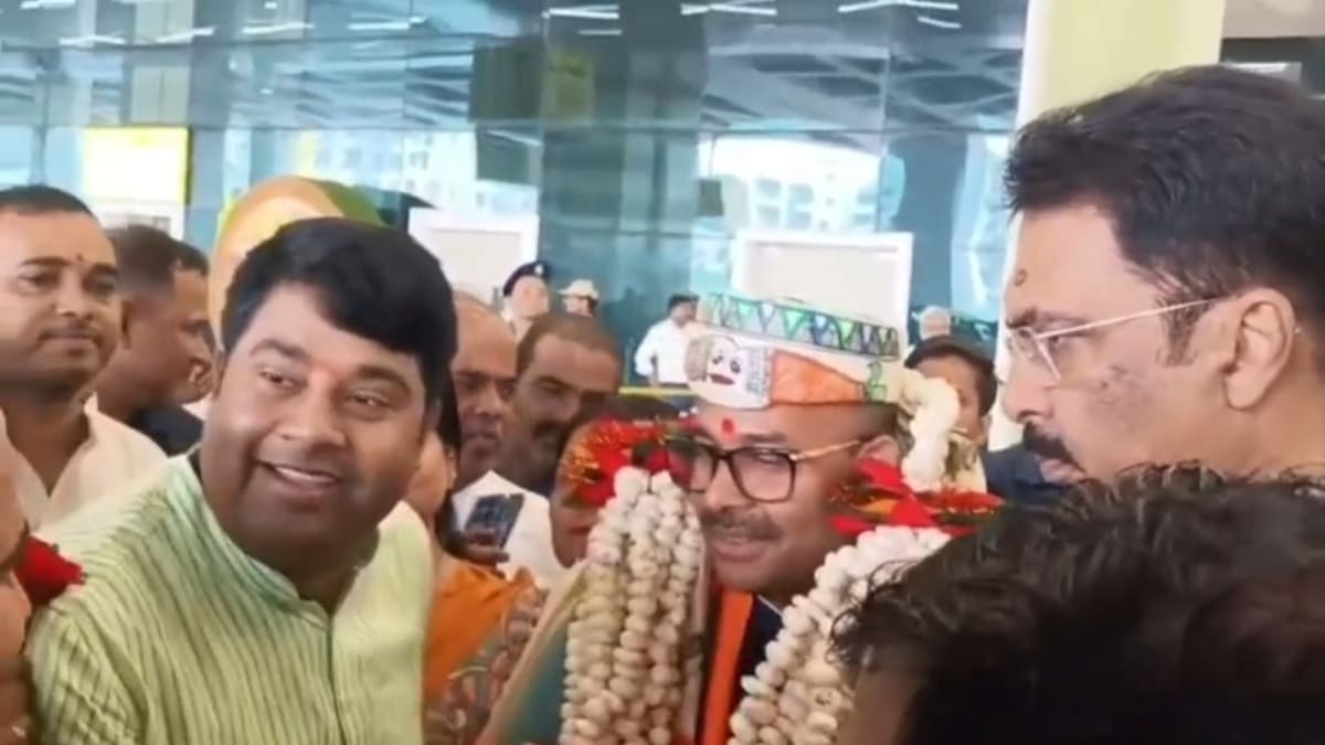 बीजेपी के नवनियुक्त बिहार प्रभारी हरीश द्विवेदी पहुंचे पटना, हवाई अड्डे पर कार्यकर्ताओं ने किया जोरदार स्वागत