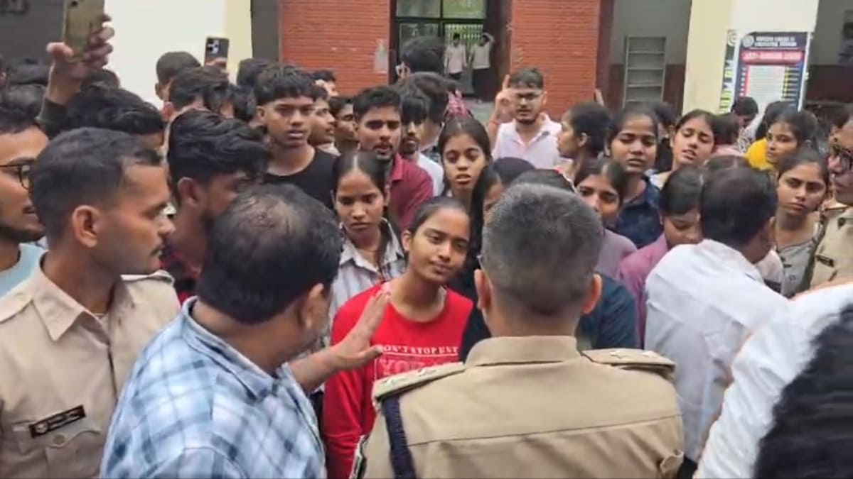 इंजीनियरिंग कॉलेज में बवाल, सीनियरों और जूनियरों के बीच लाठी-डंडे चले, रैगिंग पर सख्त कार्रवाई के निर्देश!