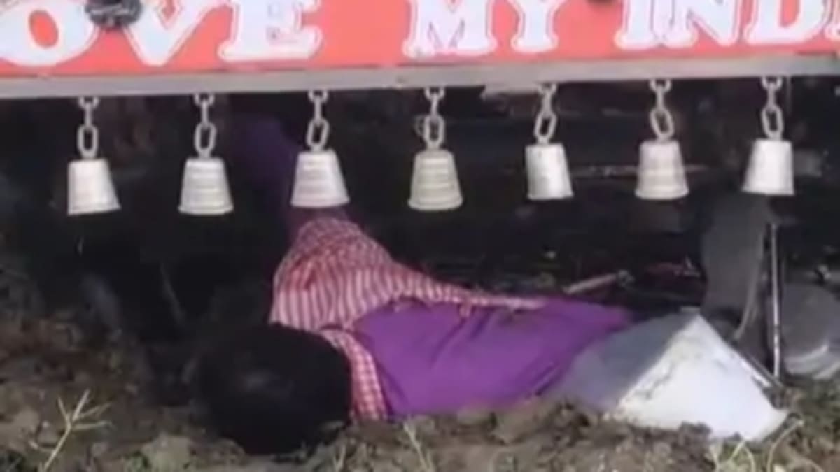 बेकाबू ट्रक ने साइकिल सवार को कुचला, मौके पर मौत, क्रेन से निकाला गया शव