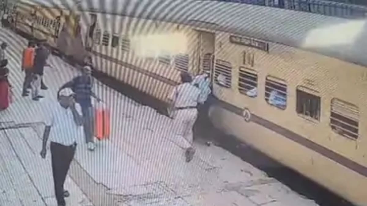 चलती ट्रेन में फिसला पैर, प्लेटफॉर्म और पटरी के बीच जा रही थी छात्रा, RPF जवान ने ऐसे बचाई जान