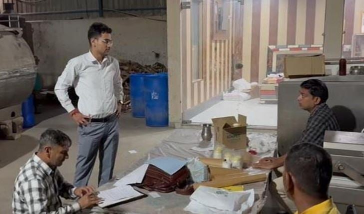 पनीर-दूध की बड़ी खेप पर छापा, 8 क्विंटल पनीर और 5 हजार लीटर दूध मिला; पैकिंग की तारीख भी जांच के घेरे में