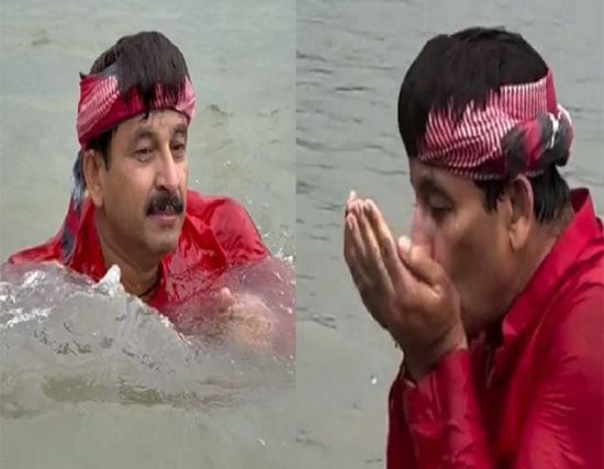 छठ से पहले यमुना में मनोज तिवारी ने लगाई डुबकी, केजरीवाल को भी दिया न्योता