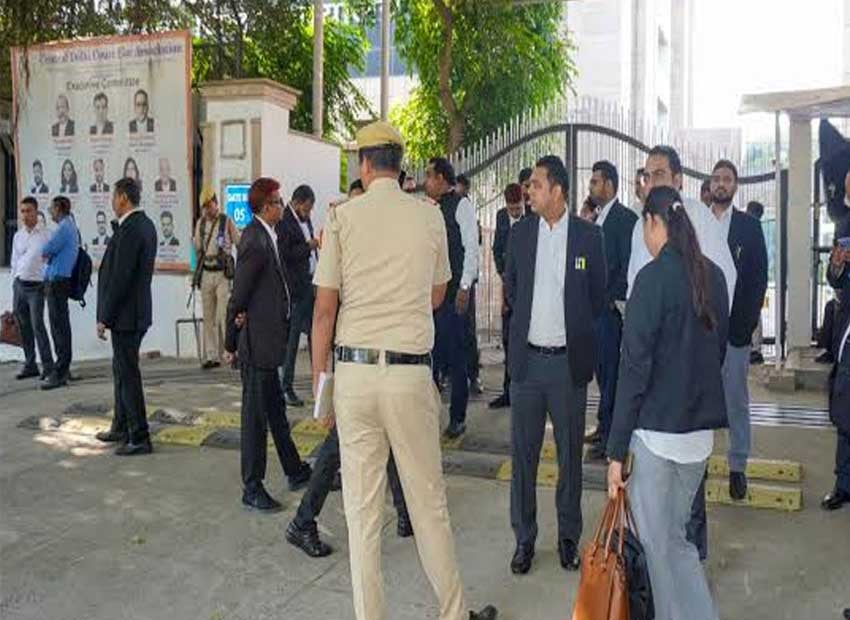 दिल्ली में वकीलों के विरोध के आगे झुका प्रशासन? ACP और SHO के तबादले के बाद हड़ताल खत्म
