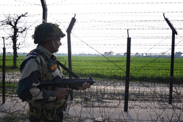 तरनतारन में घुसपैठ की कोशिश नाकाम, BSF ने 2 पाकिस्तानी घुसपैठियों को मार गिराया; एक वापस भागा