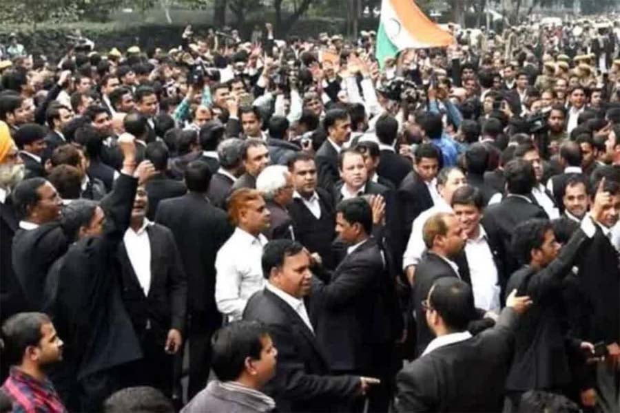 दिल्ली में वकीलों की हड़ताल, पुलिस के खिलाफ फिर खोला मोर्चा; आज जिला अदालतों में कामकाज ठप