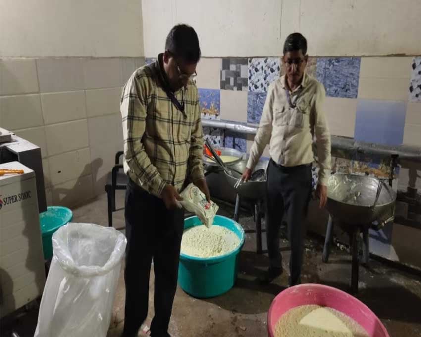 दिल्ली में मिठाई-बेकरी की दुकानों पर कार्रवाई, फूड सेफ्टी विभाग ने भेजे नोटिस