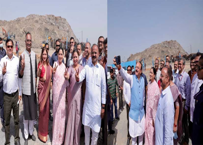 कूड़े के पहाड़ के साथ CM रेखा गुप्ता ने ली ‘आखिरी सेल्फी’, बोलीं- अब नहीं बनेगा नया पहाड़