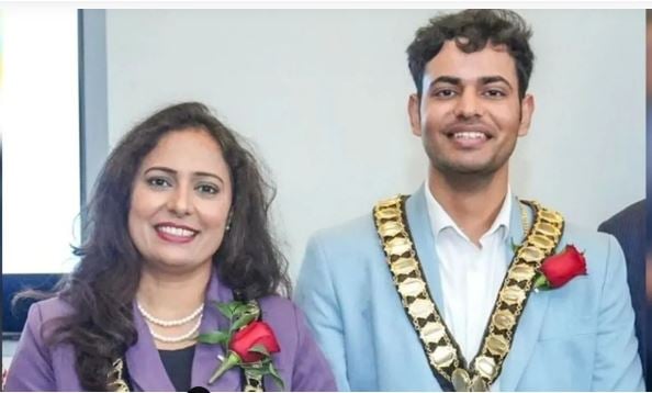 ब्रिटेन में मेयर बने रोहतक के मां-बेटे की वतन वापसी, ढोल-नगाड़ों से हुआ स्वागत