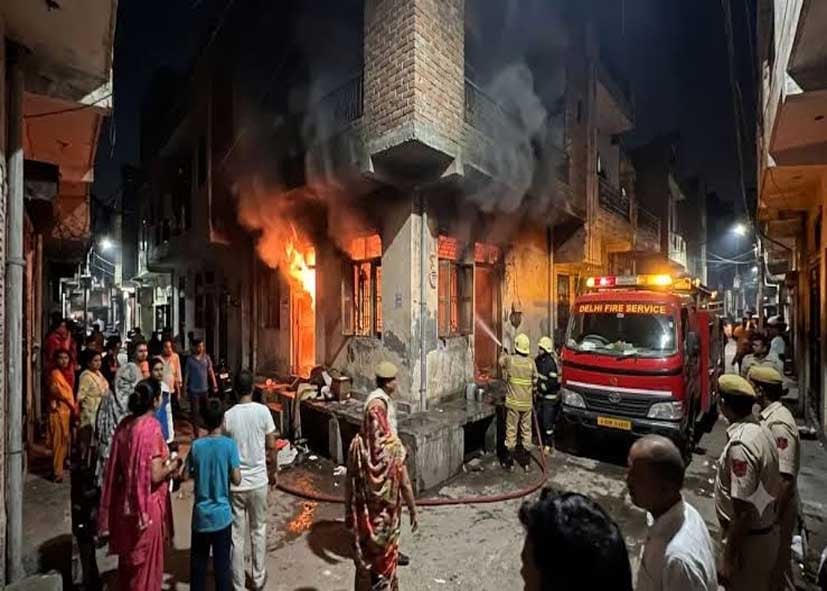 दिल्ली के नरेला में दो फैक्ट्रियां आग में खाक, 15 दमकल गाड़ियां मौके पर; सिलेंडर ब्लास्ट में महिला की मौत