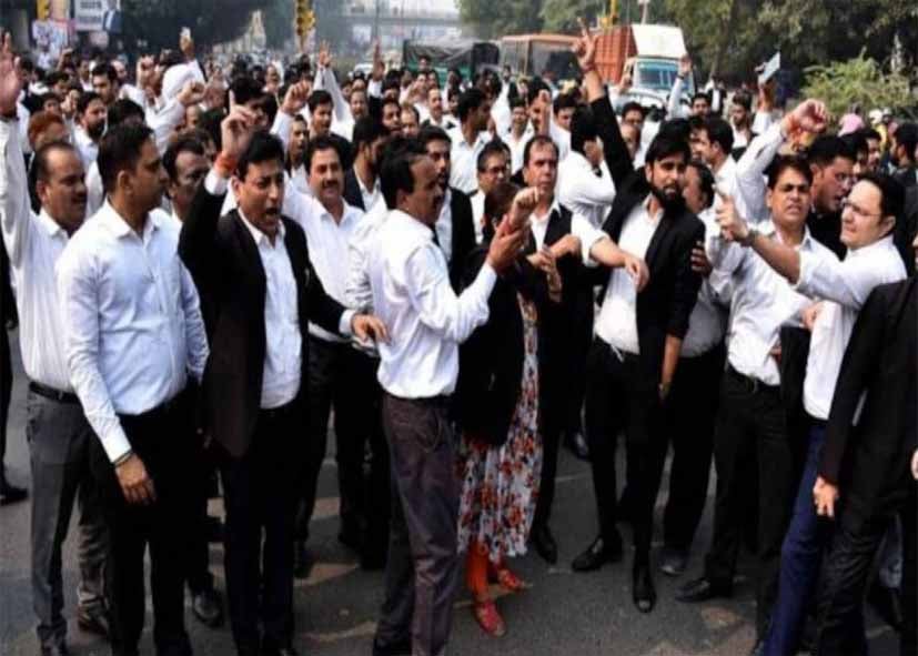 दिल्ली HC बार एसोसिएशन का फैसला, पुलिस की कार्रवाई के खिलाफ उतरे वकील, काली पट्टी बांधकर जताया विरोध