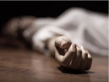 ड्यूटी से लौटते ही पति के पैरों तले खिसकी जमीन! इस हाल में पड़ी थी पत्नी निकिता