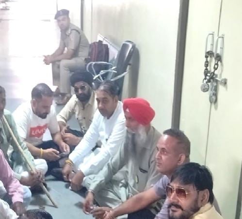 20 दिन तक भटकते रहे किसान, ताला जड़ते ही प्रशासन ने दिया समाधान का भरोसा