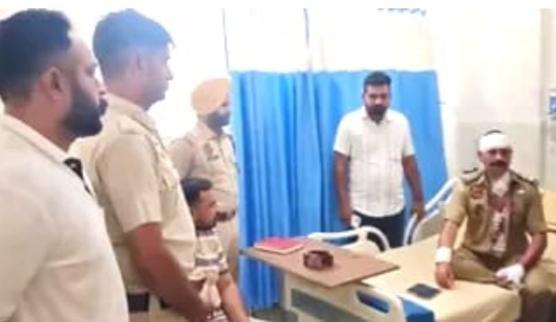 युवक को बचाने पहुंचे SHO पर चाकू से हमला, गर्दन पर आए 5 टांके; PGI चंडीगढ़ रेफर