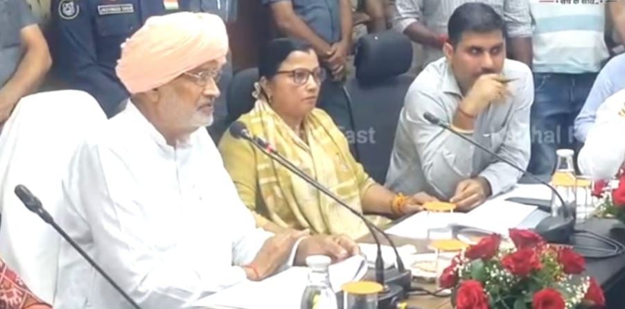 मंत्री की विधायक को दो टूक! ‘न्याय तो करना पड़ेगा, सिफारिश करनी है तो शिकायतकर्ता को राजी कर लो’, सभागार में गूंजी तालियां