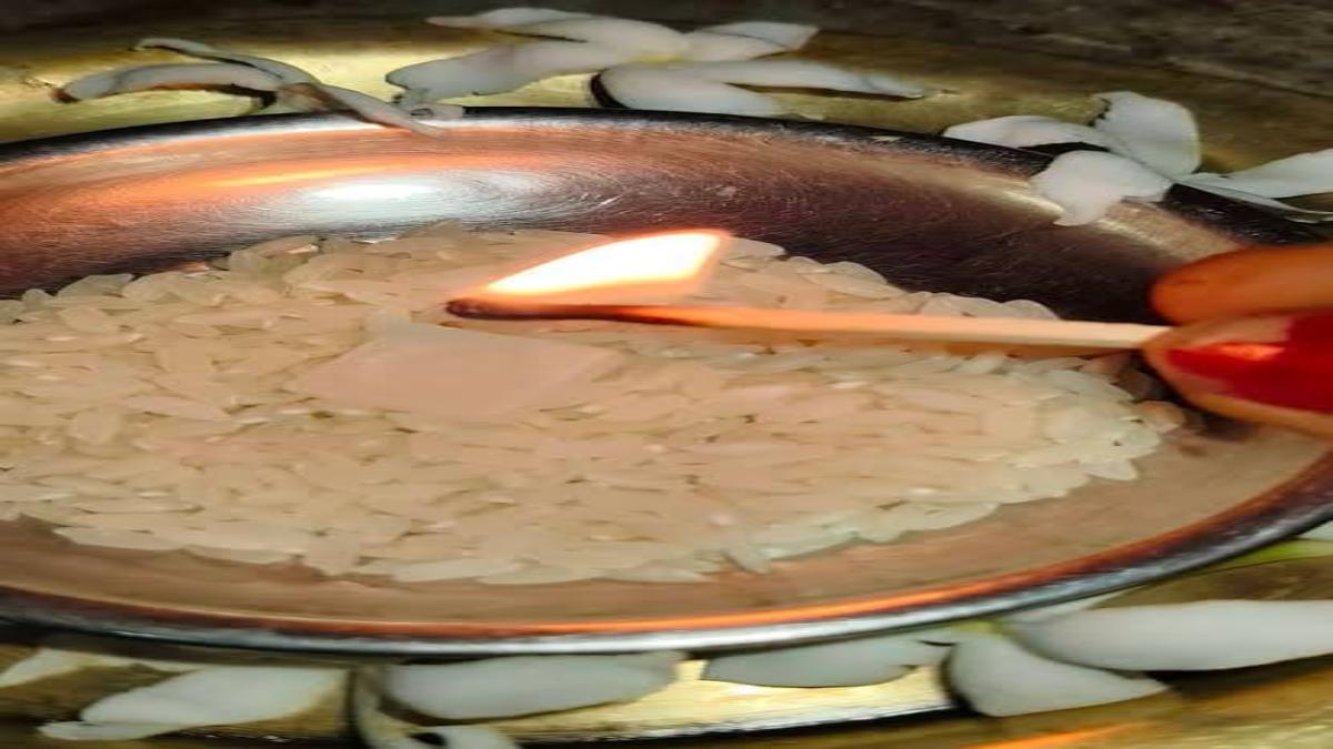 शनिवार को मुख्य द्वार पर जलाएं चावल में कपूर, सुख-समृद्धि के लिए करें यह उपाय