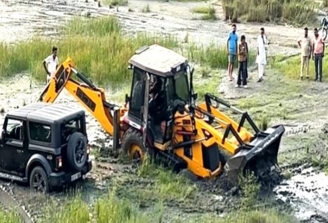 रील बनाने नदी में उतारी THAR, बीच धार में फंसी; JCB से निकालनी पड़ी
