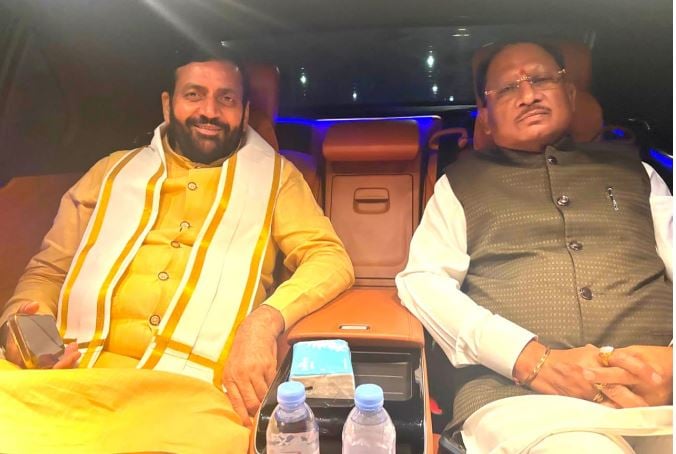 एक कार, दो मुख्यमंत्री और निवेश की बात… सिंगापुर में नायब सैनी-विष्णुदेव साय का दिखा खास अंदाज