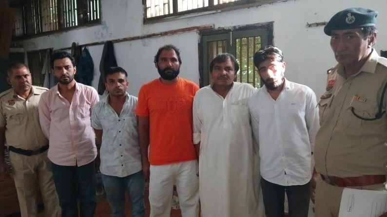 जमीन के कब्जे को लेकर बवाल: खेत में पोल गाड़ने पहुंचे लोगों ने की मारपीट, 5 आरोपी गिरफ्तार