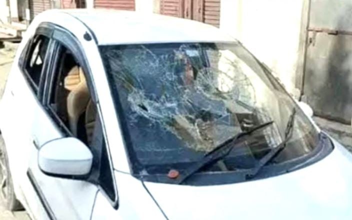 पुलिस ASI को इश्कबाजी पड़ी महंगी; ग्रामीणों ने की जमकर कुटाई, गाड़ी भी तोड़ी… जानें पूरा मामला