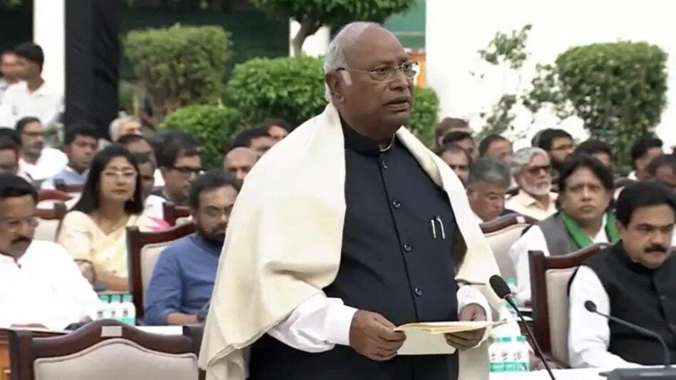 ज्ञानेश के खिलाफ विपक्ष का ‘महाभियोग’ शुरू : मॉक संसद में CEC ज्ञानेश कुमार के खिलाफ प्रस्ताव पेश, खड़गे बोले- जनता का अधिकार बचाना है