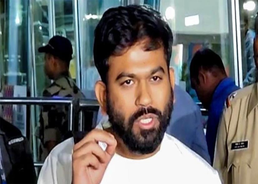 ‘हम तुम्हारी तरह गुंडे नहीं हैं’, हिरासत के बाद अभिजीत दीपके का दिल्ली पुलिस पर तीखा हमला