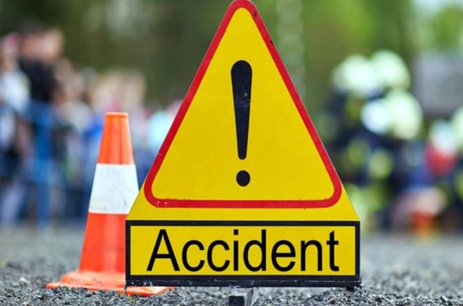 GT Road पर आधी रात बड़ा हादसा, सेब से लदे कैंटर में पीछे से घुसी बस; 8 लोग गंभीर
