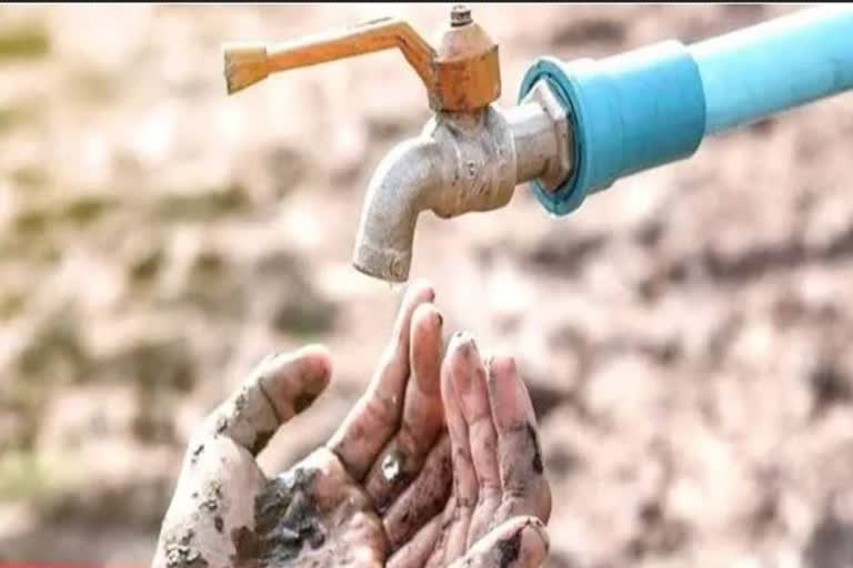 पानी की एक-एक बूंद को तरस रहे आंतरी के ग्रामीण, घंटों टंकी पर इंतजार करती हैं महिलाएं