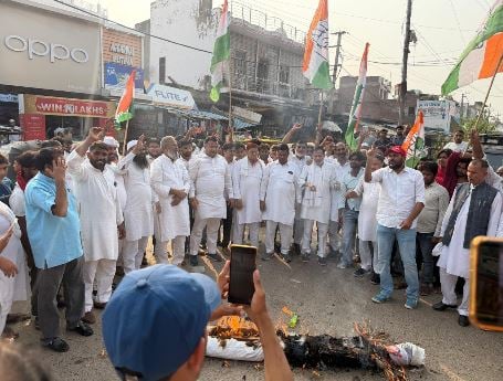 पुनहाना-पिनगवां में कांग्रेस का प्रदर्शन, ज्ञानेश कुमार इस्तीफा दो के लगे नारे