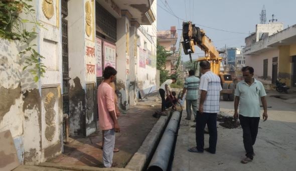 उजीना गांव में 6 महीने से अधूरी नालियां, ग्रामीण अपने खर्च पर निकाल रहे गंदा पानी