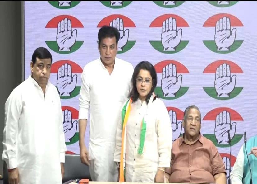 दिल्ली में AAP को एक और झटका, पार्टी के चर्चित नेता ने थामा कांग्रेस का दामन