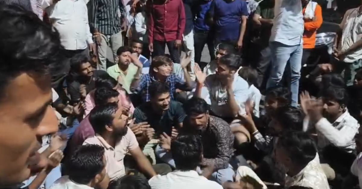 अघोषित बिजली कटौती को लेकर आक्रोश: आगर मालवा में चक्काजाम, हनुमान चालीसा का किया पाठ
