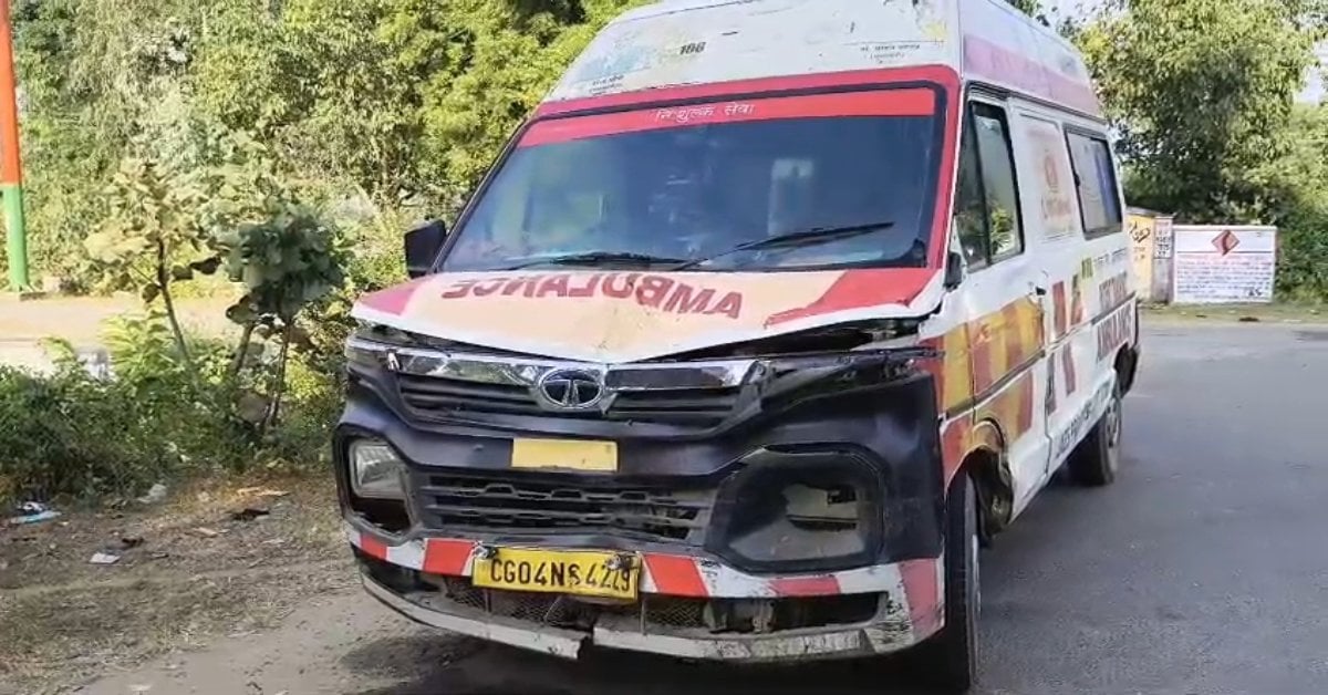 मरीजों की जान बचाने वाली एंबुलेंस खुद हादसे का शिकार! यात्री प्रतीक्षालय से टकराकर पलटी, चालक घायल