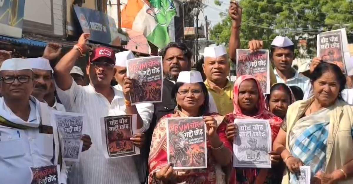 अनूपपुर में EVM गायब होने पर बवाल: ईवीएम चोर-गद्दी छोड़ के बैनर लेकर सड़क पर कांग्रेस, सरकार से पूछा- कहां गई 24 मशीनें ?