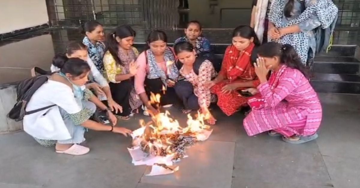 4 महीने बीते, न मार्कशीट मिली न नौकरी! नर्सिंग कॉलेज के खिलाफ छात्राओं ने जलाईं ज्ञापन की प्रतियां, लगाया दुर्व्यवहार का आरोप
