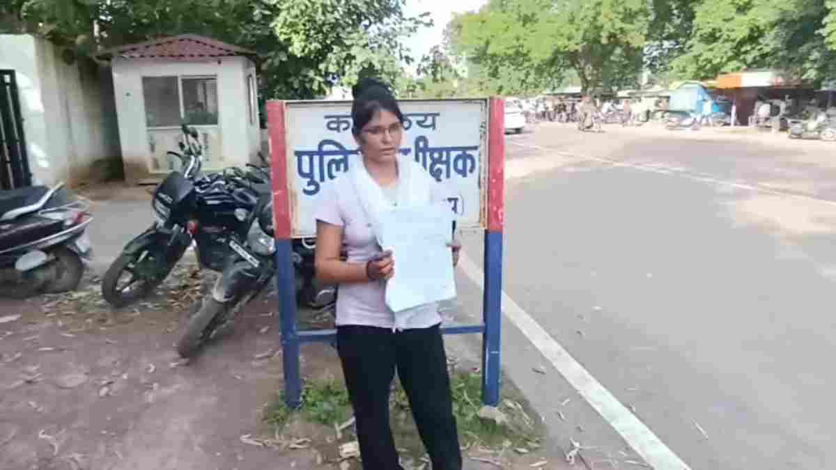 बागेश्वर धाम दर्शन करने आया मानसिक रूप से कमजोर युवक 13 दिनों से लापता: भाई को तलाशने भटक रही बहन पहुँची एसपी दफ्तर, लगाई मदद की गुहार