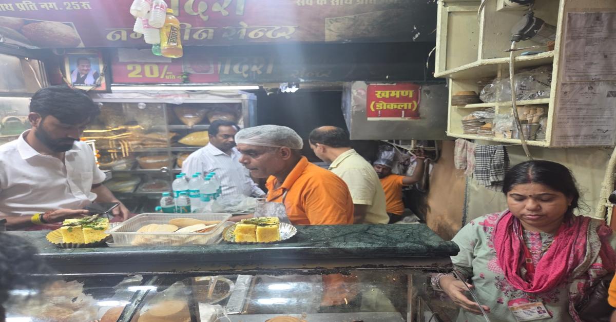 दीपावली से पहले खाद्य विभाग का एक्शन! न्यू मार्केट की दुकानों से सैंपल लिए; जानें जरूरी दिशा-निर्देश और हेल्पलाइन नंबर