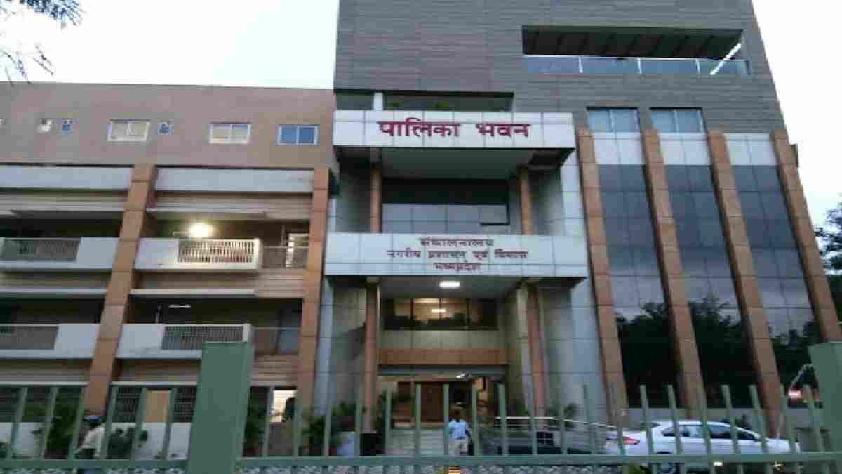 नगरीय निकायों में गड़बड़ियों पर मोहन सरकार सख्त: 146 अधिकारियों पर गिरी गाज; 3.20 करोड़ की वसूली और 80 फर्में ब्लैकलिस्ट