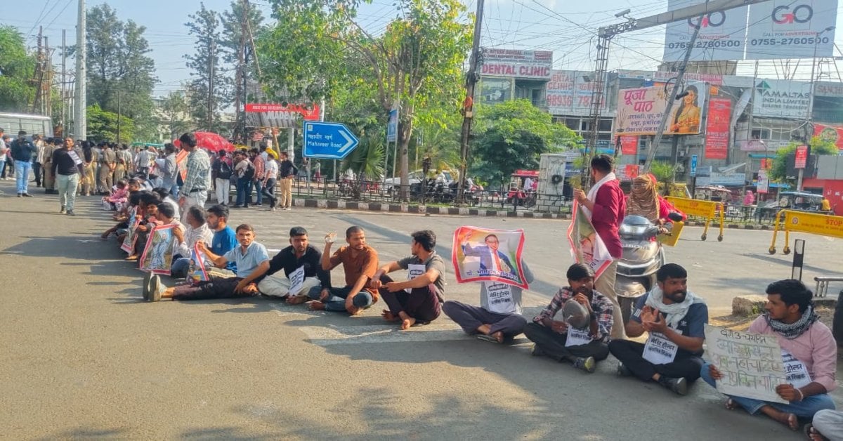प्राथमिक शिक्षक वर्ग-3 अभ्यर्थियों का प्रदर्शन: बोर्ड ऑफिस चौराहे पर किया चक्काजाम, थालियां बजाकर मांगी नियुक्ति