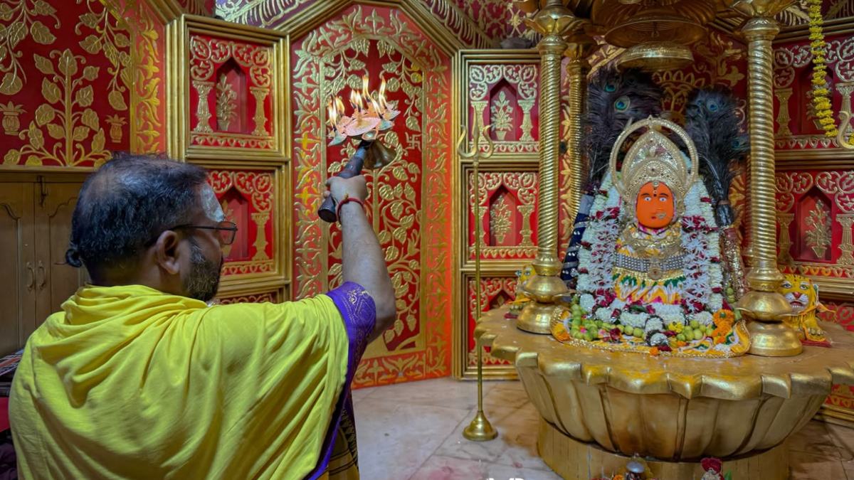 पंचमी भेंट विवाद पर FULL STOP! गोंड समाज, मंदिर ट्रस्ट और राजपरिवार में बनी सहमति, फिर सोशल मीडिया पर कौन फैला रहा भ्रम?
