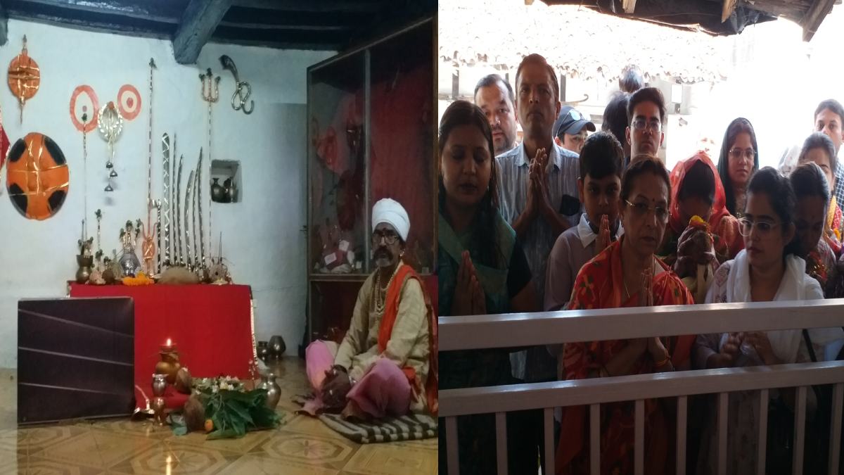 प्राचीन कंकाली मठ के साल में सिर्फ एक दिन खुले कपाट, विजयादशमी पर नागा साधुओं के अस्त्र-शस्त्र की हुई पूजा, दर्शन के लिए उमड़े श्रद्धालु