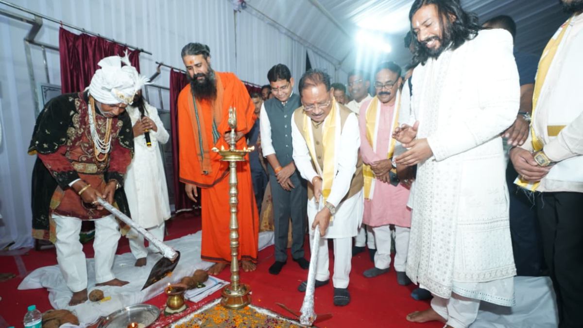भण्डारपुरी धाम में CM साय ने की चार विकास कार्यों की घोषणा, 29 करोड़ के सड़क निर्माण कार्यों का किया भूमिपूजन, बोले- बाबा गुरु घासीदास के मार्ग पर आगे बढ़ रही सरकार