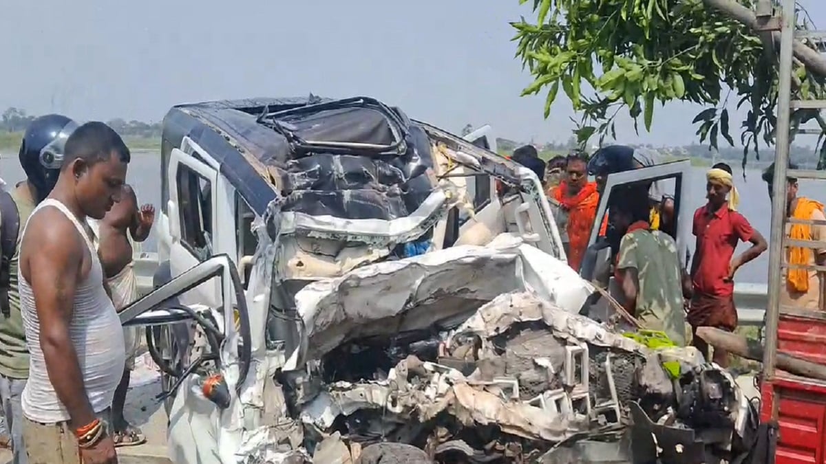 भागलपुर में थार-ट्रक के बीच भीषण टक्कर, दो लोगों की मौके पर मौत, तीसरा गंभीर
